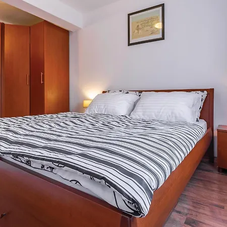 Apartment Gorgeous In With House Sea View